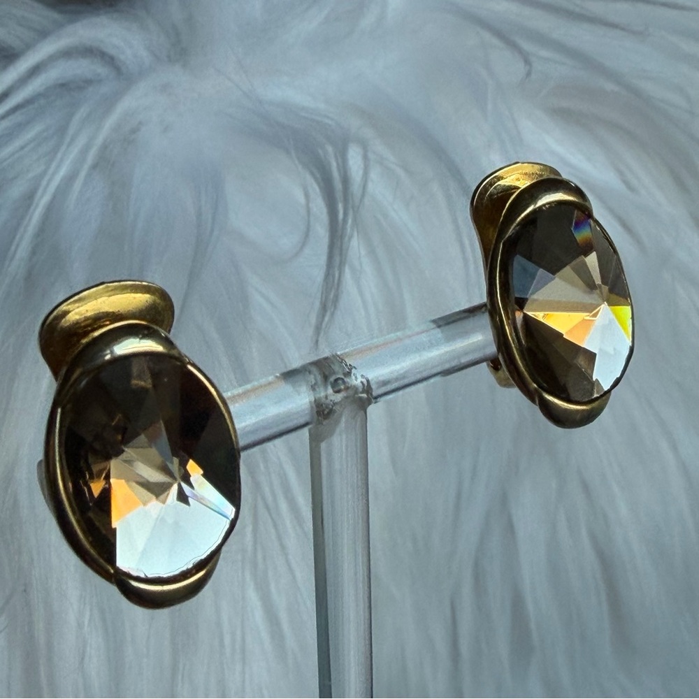VINTAGE | Large Faceted Single Crystal/Rhinestone Clip On Gold Tone Earrings